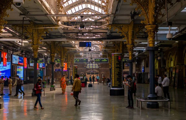 Mumbai, Hindistan - 7 Ocak 2021: Mumbai, Chhatrapati Shivaji Terminus 'un en işlek istasyonlarından birinde kimliği belirsiz kişiler. Covid-19 salgınından dolayı nispeten boş