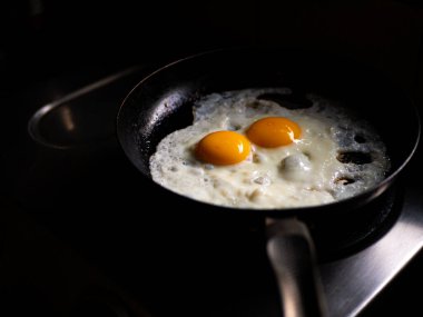 Tavada güzel kızarmış yumurtalar, doğal ışıkta sığ Dof, yakın plan görüntü.