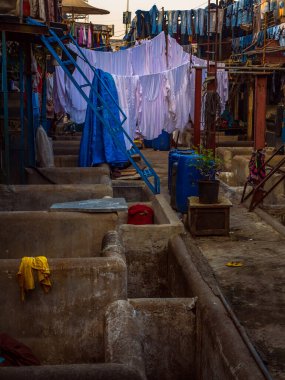 MUMBAI, INDIA - 29 Aralık 2021: Dhobi Ghat Mumbai 'de iyi bilinen bir açık hava çamaşırhanesidir. Çamaşırlar kuruması için açıkta asılı..
