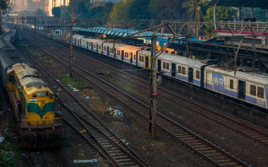 MUMBAI, INDIA - 29 Aralık 2021: Bombay yerel tren taşımacılığı, dünyanın en işlek banliyö tren sistemlerinden biri.