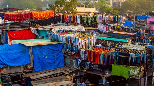 MUMBAI, INDIA - 29 Aralık 2021: Dhobi Ghat Mumbai 'de iyi bilinen bir açık hava çamaşırhanesidir. Çamaşırlar kuruması için açıkta asılı..