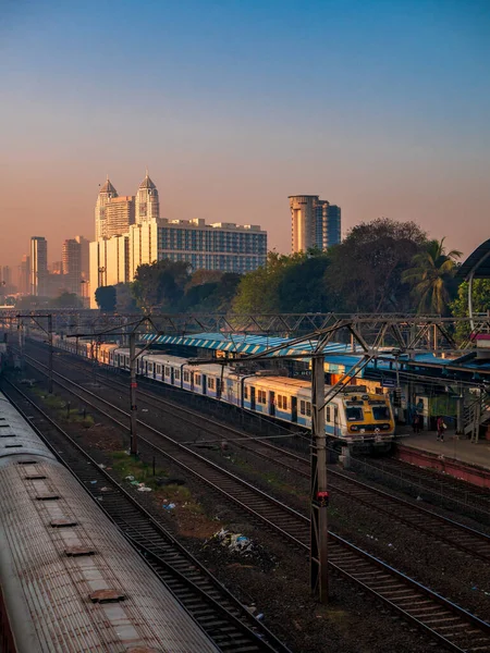 MUMBAI, INDIA - 29 Aralık 2021: Bombay yerel tren taşımacılığı, dünyanın en işlek banliyö tren sistemlerinden biri.