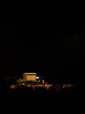 MUMBAI, INDIA - 30 Aralık 2021: Hawker 'lar Hindistan sahillerinde gece abur cubur ve fast food satıyor. Aileler boş zamanlarını plajlarda geçirirler..