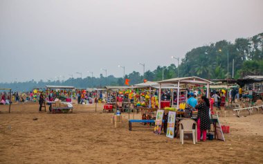 MUMBAI, INDIA - 30 Aralık 2021: Hawkers Hint sahilinde sokak atıştırmalıkları ve fast food satıyor. Aileler boş zamanlarını plajlarda geçirirler..