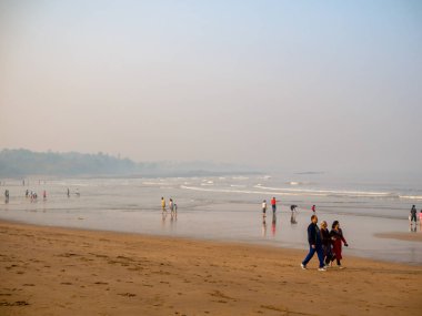 MUMBAI, INDIA - 30 Aralık 2021: Hint halkı ya da aileleri sabah yürüyüşüne çıkıyor ya da Hindistan 'ın temiz sahil tarafında egzersiz yapıyorlar