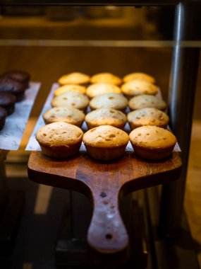 Tatlı büfesinde muhtelif mini kekler. Kek yakın plan.