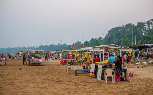 MUMBAI, INDIA - 30 Aralık 2021: Hawkers Hint sahilinde sokak atıştırmalıkları ve fast food satıyor. Aileler boş zamanlarını plajlarda geçirirler..