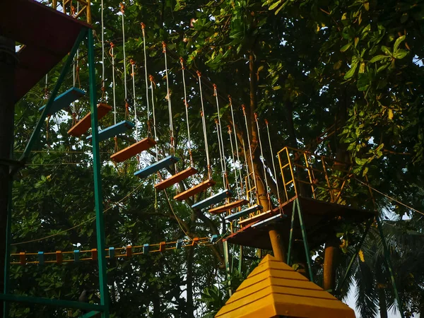 Aventura Escalada Alto Fio Parque Memórias Infância Lazer Conceito Diversão — Fotografia de Stock