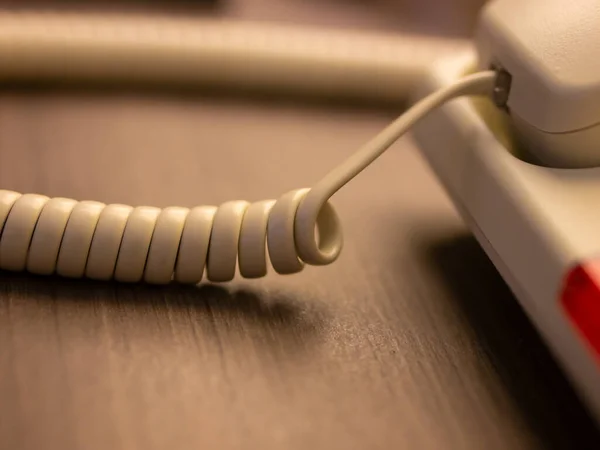 Tek Kıvrımlı Sarmal Beyaz Kabloya Yakın Çekim Telefon Hattı Şehirlerarası — Stok fotoğraf