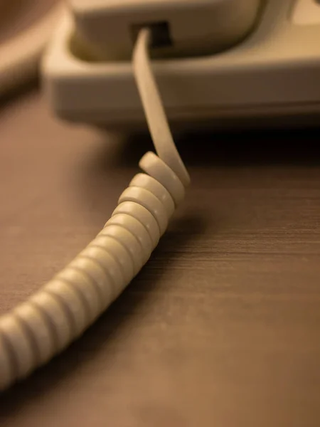 Tek Kıvrımlı Sarmal Beyaz Kabloya Yakın Çekim Telefon Hattı Şehirlerarası — Stok fotoğraf