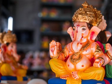 Yüce Ganesh heykeli yaklaşan festival için hazır. Covid-19, Ganesh festivali öncesinde putperestler arasında şenlik havasını söndürdü