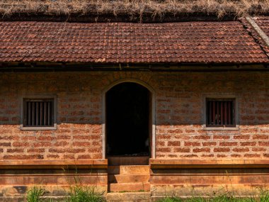 Çatısı olan eski bir Hint mirası evinin mimarisi. Hint Mimari Tasarımı.