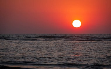 Hindistan 'da Arap Denizi ufkuna yakın güneşli güzel bir gün batımı