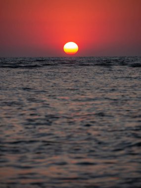 Arap Denizi ufkuna yakın güneşli güzel bir gün batımı. Dikey veya Dikey Hizalama.