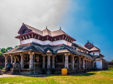 Mangalore, INDIA - 25 Aralık 2024: Moodbidri 'de bulunan ve dindarlar ve turistler tarafından ziyaret edilen binlerce Sütun Jain Tapınağı.