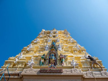 Udupi, INDIA - 26 Aralık 2024: Shri Krishna Tapınağı 'nın Artistik Shikara' sı tanınmış tarihi Hindu