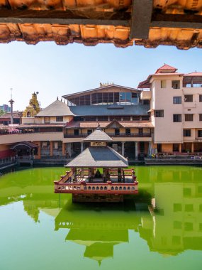 Udupi, INDIA - 26 Aralık 2024: Binlerce dindar izleyici Shri Krishna Tapınağı yıl boyunca iyi bilinen tarihi bir Hindu tapınağıdır