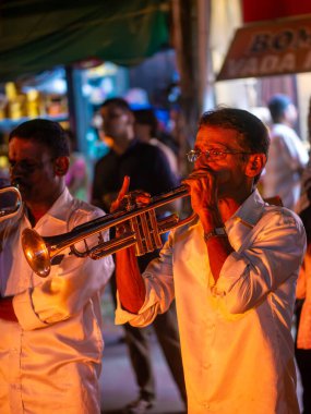 Udupi, INDIA - 26 Aralık 2024: Krishna tapınağı rath yatra sırasında geleneksel Hint müziği çalındı.