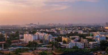 Bangalore, INDIA - 29 Aralık 2024: Gün batımında Bangalore şehrinin havadan görünüşü. Skyline Şehri. Modern yerleşim yerleri.