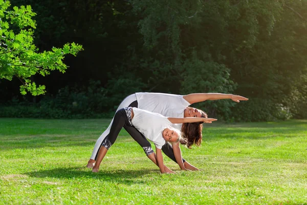 Mãe Filha Pequena Juntos Está Fazendo Ioga Asana Pilat — Fotografia de Stock