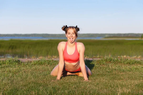 Jeune Belle Femme Pratiquant Yoga Asana Une Pose Lion Simhasana Image En Vente