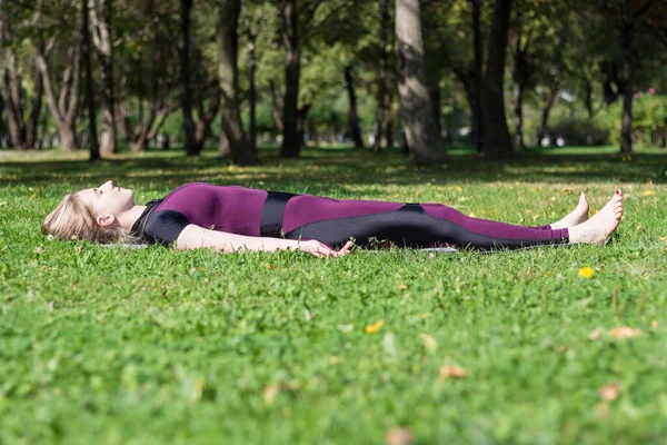 Blondynka Młoda Kobieta Ćwiczyć Shavasana Jogi Poza Relaksu Medytacji Lato — Zdjęcie stockowe