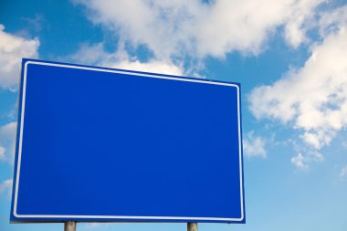 blue sky reklam için boş billboard