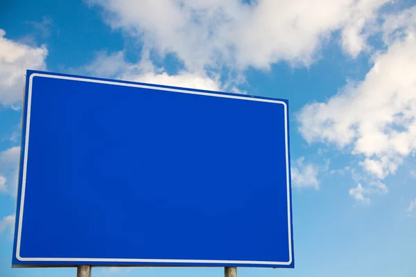 Leere Plakatwand auf blauem Himmel für Ihre Werbung — Stockfoto