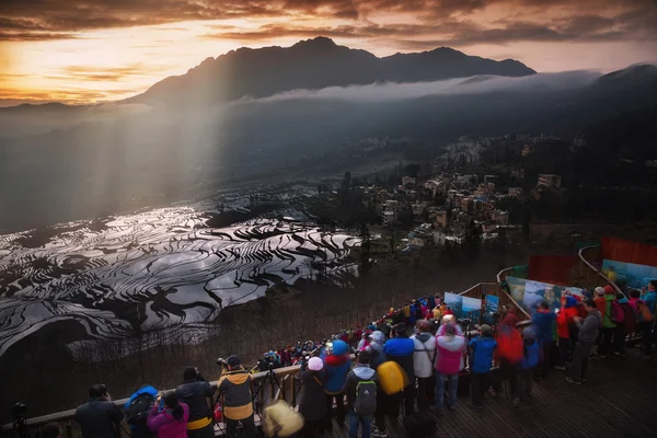 Hermosa salida del sol de la mañana con la niebla brillando en la terraza del arroz en China — Foto de Stock