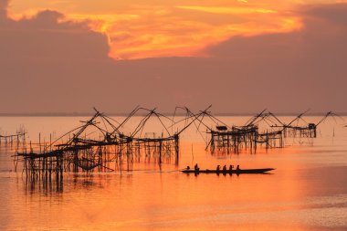 Gölün Güney Tayland gündoğumu yansıması ile