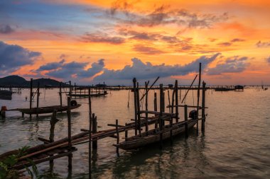 Renkli gün batımı ile gölde Tay eski tekne