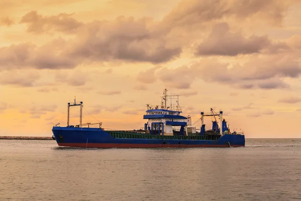 Grote container schip in de open zee — Stockfoto