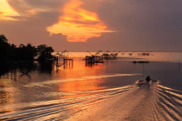 Озеро с отражением восхода солнца на юге Таиланда — стоковое фото