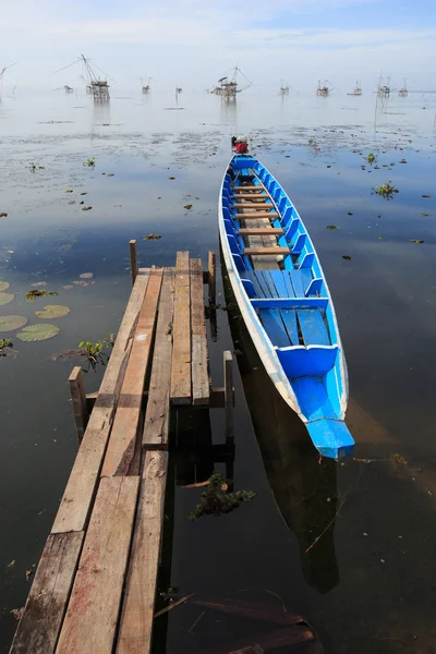 Puente de madera en el lago en el sur de Tailandia — Foto de Stock