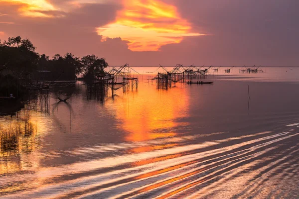 El lago con reflejo del amanecer en el sur de Tailandia — Foto de Stock