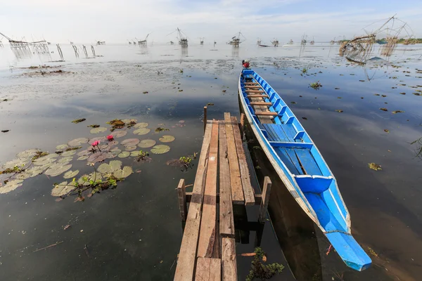 Barco de madera en el lago Pak Pra en Phatthalung al sur de Tailandia — Foto de Stock