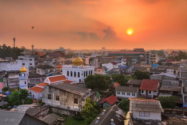 Красочный восход солнца над старым мусульманским городом в Таиланде — стоковое фото