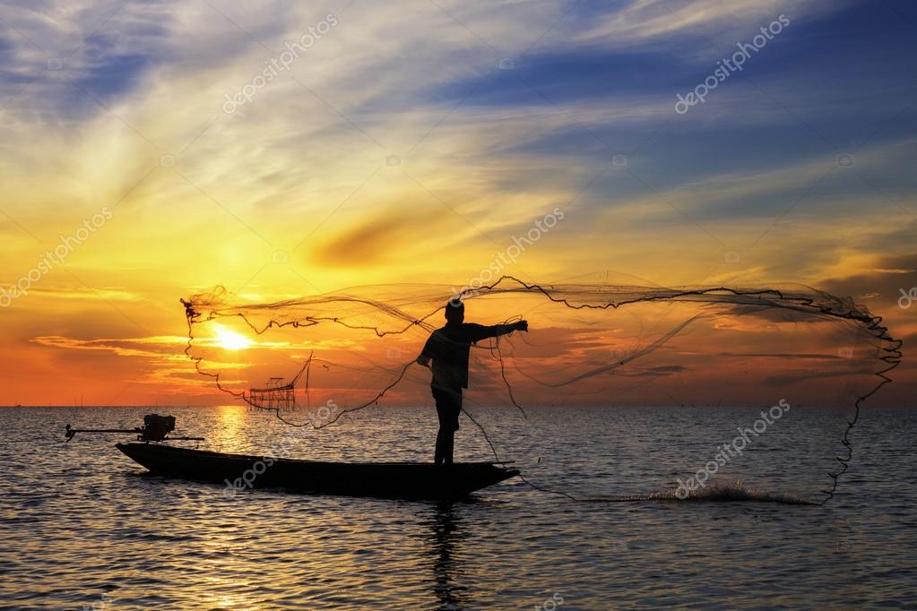 Throwing fishing net during sunrise, Thailand — Stock Photo