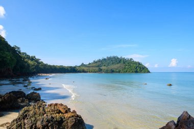 Güneşli bir günde kumsalda açık mavi gökyüzü