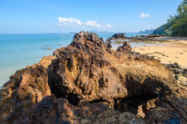 Güneşli bir günde kumsalda açık mavi gökyüzü