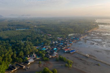 Tayland 'ın güneyindeki Li bong adasında gün doğumu.