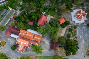Tayland 'daki tapınağın havadan açılı drone görüntüsü