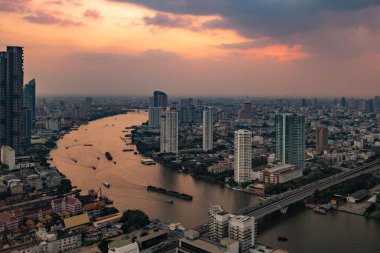 Bangkok 'ta gün batımında iş bölgesinde