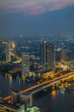 Bangkok 'ta gün batımında iş bölgesinde
