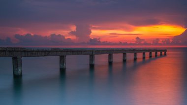 Sunrise Denizi üzerinde taş köprü ile