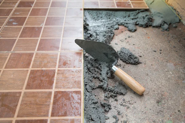 Mejora del hogar, renovación construcción llana con mortero de cemento para el trabajo de azulejos — Foto de Stock