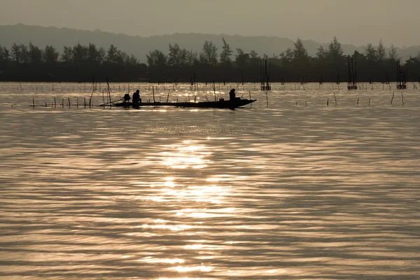 Pôr do sol no lago, barco — Fotografia de Stock