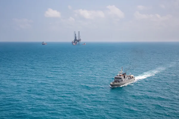 Серый современный военный корабль, плывущий в тихой воде Лицензионные Стоковые Фото