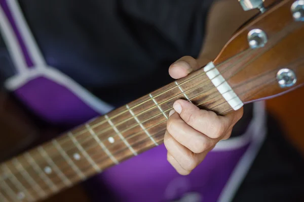 Пальці від гри на акустичній гітарі — стокове фото