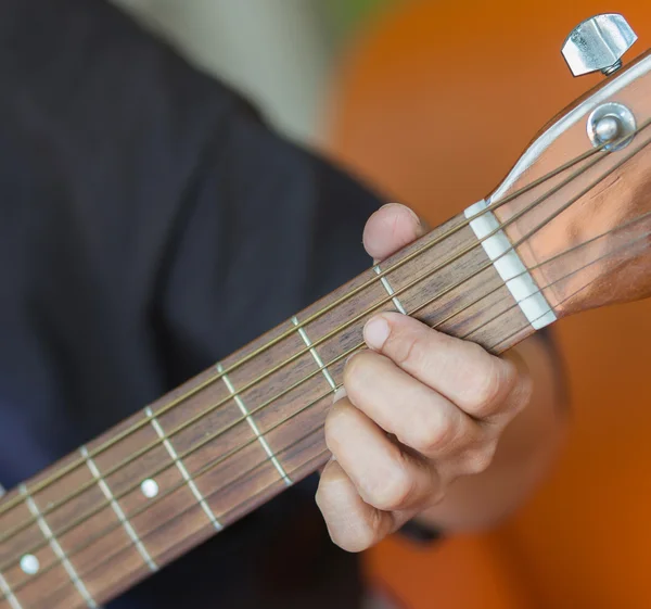 Dedos de tocar guitarra acústica — Fotografia de Stock